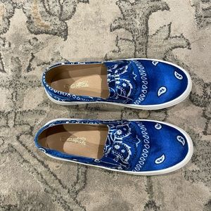 Flat slip on sneakers